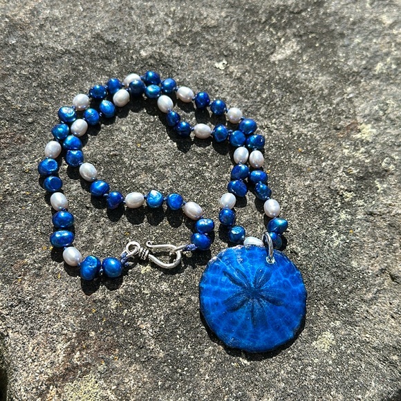 Blue sand dollar necklace - Picture 3 of 11